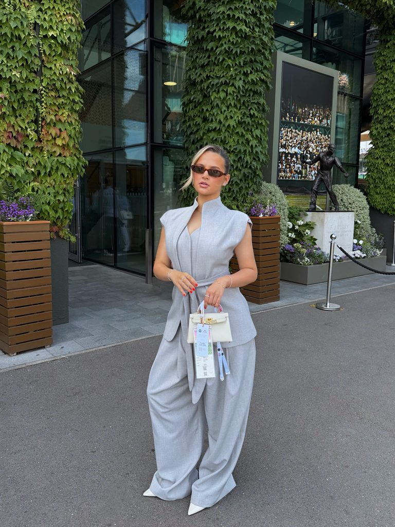 Molly-Mae Hague Shows Off Toned Abs at Gym After Tommy Fury’s Halloween Drama 11 Molly-Mae Hague Shows Off Toned Abs at Gym After Tommy Fury’s Halloween Drama
