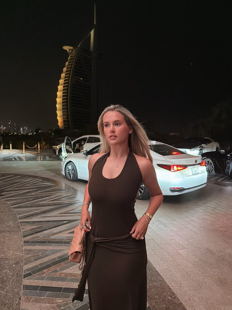 Molly-Mae Hague Shows Off Toned Abs at Gym After Tommy Fury’s Halloween Drama 9 Molly-Mae Hague Shows Off Toned Abs at Gym After Tommy Fury’s Halloween Drama