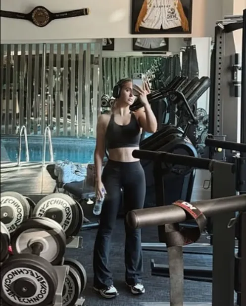 Molly-Mae Hague Shows Off Toned Abs at Gym After Tommy Fury’s Halloween Drama 1 Molly-Mae Hague Shows Off Toned Abs at Gym After Tommy Fury’s Halloween Drama